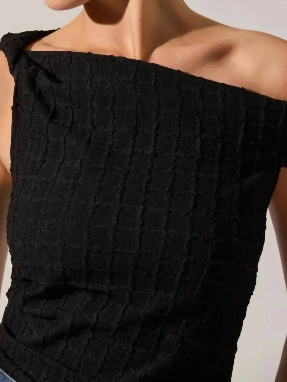ASTR The Label “Lindy Top” Black One Shoulder Textured Top NWT Medium - Picture 3 of 7